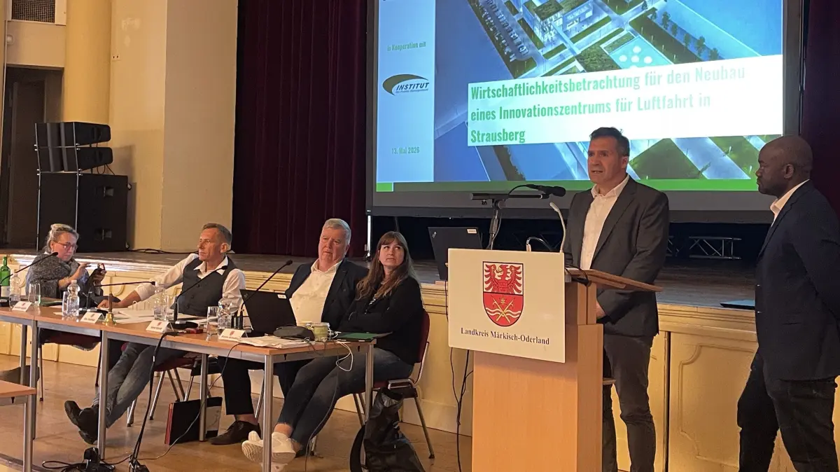 Ist das Innovationszentrum Luftfahrt (IZL) in Strausberg wirtschaftlich? Mesmin Jugna Nkwetchoua (v.r.) und André Stoltmannvom Institut für Public Management (IPM) haben die Wirtschaftlichkeit des IZL geprüft.