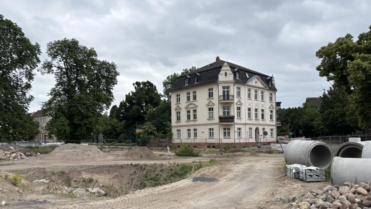 Problem: Für das Haus, Gartenstraße 1, in Bad Freienwalde, das in der Nähe des Kreisverkehrs steht und Risse aufweist, haben Stadt und Eigentümer eine Lösung gefunden. So sieht sie aus.