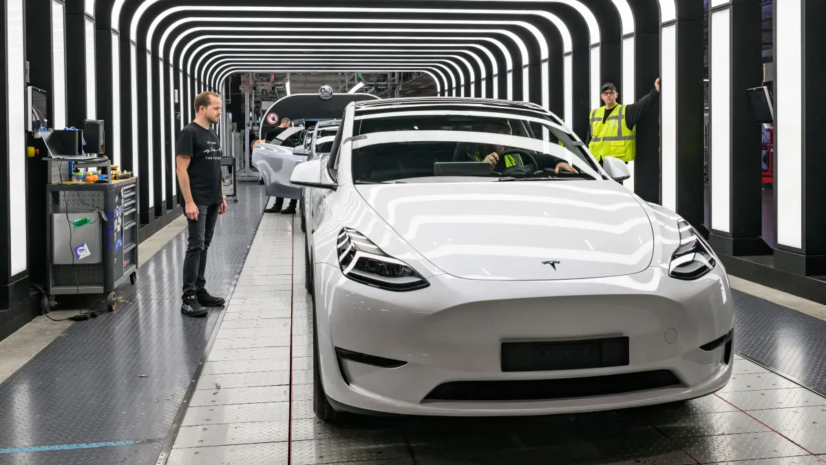 Die Gemeinde Grünheide, international bekannt für das Tesla-Werk vor den Toren der Stadt, fährt nun auch selbst Tesla. Die Verwaltung least ab sofort ein weißes Model Y, das vor Ort gebaut wurde. Im Bild: André Thierig, Werksleiter der Tesla Gigafactory Berlin-Brandenburg, steht an der Endkontrolle der Produktion.
