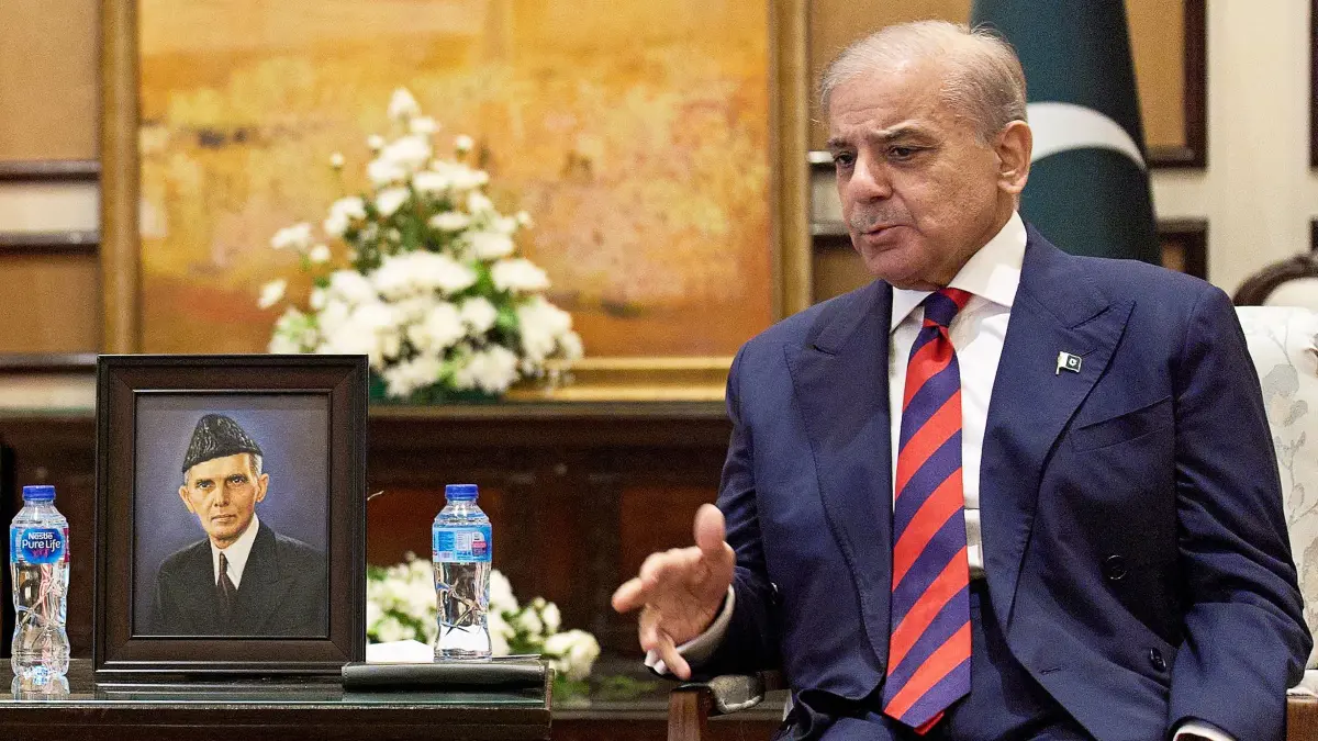 Shehbaz Sharif: ARCHIV - 11.04.2026, Pakistan, Islamabad: Der pakistanische Premierminister Shehbaz Sharif im Gespräch mit US-Vizepräsident Vance. (zu dpa: «Pakistan: Iran und USA haben sich über Abkommen verständigt») Foto: Jacquelyn Martin/AP POOL/dpa +++ dpa-Bildfunk +++