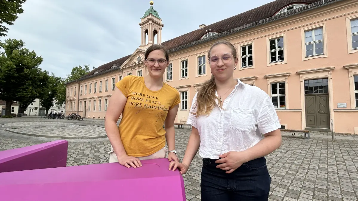 Laurance Löffler (r.) und Nadine Schworck studieren Psychotherapie an der MHB in Neuruppin. Weil es hohe Hürden bei der Weiterbildung gibt, sorgen sich die Studenten um ihre berufliche Zukunft.