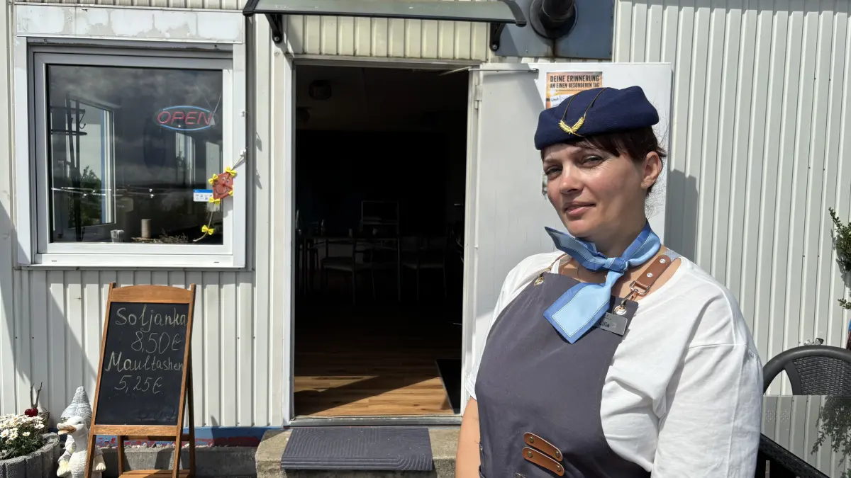 Lilia Shumuk empfängt im Bistro Auf dem Flugplatz Finow in Eberswalde zu Soljanka und Maultaschen.