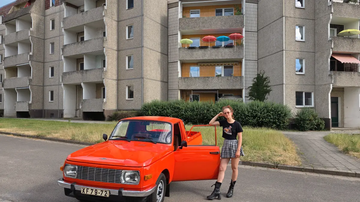 Wartburg, Modell und alte Platte: Für einen Wartburgkalender diente Eisenhüttenstadt als Kulisse für ein Fotoshooting. Der gezeigte Wartburg hat eine besondere Geschichte.
