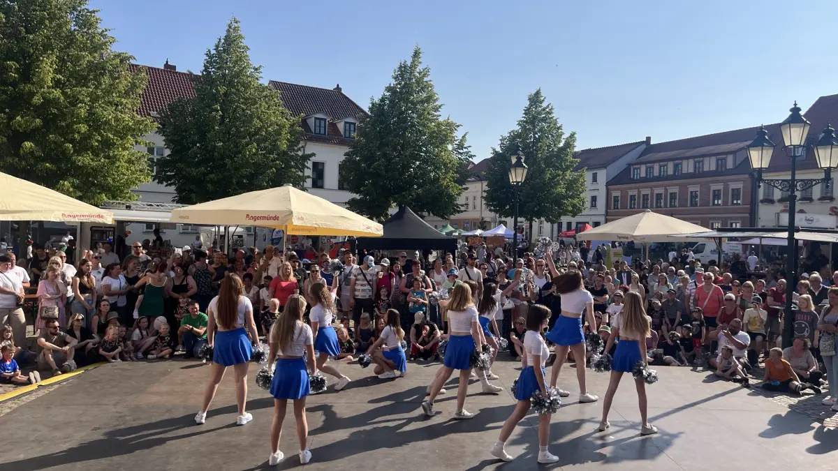 Das Stadtfest Angermünde bietet zwei Tage lang ein buntes Programm für Jung und Alt. Auch Kinder-Tanzgruppen sorgen für Stimmung.