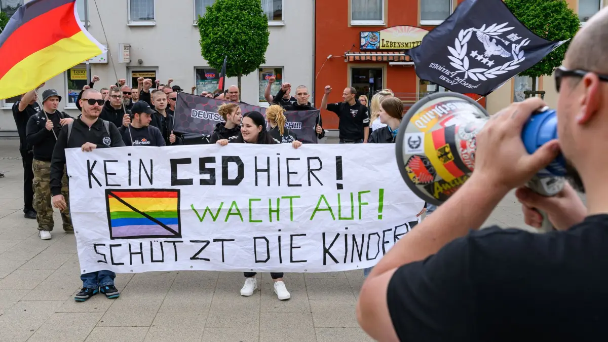 CSD in Eberswalde wird begleitet von rechtem Protest: 13.06.2026, Brandenburg, Eberswalde: Teilnehmer der Gruppierung «Deutsche Patrioten voran» nehmen an einer Gegenversammlung zum Christopher Street Day teil. Etwa 1.000 Menschen haben beim Christopher Street Day in Eberswalde begleitet von einer Gegendemo aus der rechtsextremen Szene für Toleranz geworben. Unter dem Motto «Viele Farben - ein Wir» zogen sie vom Bahnhof zum Zentrum der Stadt nordöstlich von Berlin unter erhöhtem Polizeischutz. Die Veranstalter sprachen von rund 1.100 Besucherinnen und Besuchern, die Polizei ging von einer hohen dreistelligen Zahl aus. Am Protestzug nahmen nach Angaben eines Polizeisprechers etwa 50 Teilnehmer teil. Der CSD und die Gegenversammlung verliefen bisher friedlich. Foto: Patrick Pleul/dpa +++ dpa-Bildfunk +++