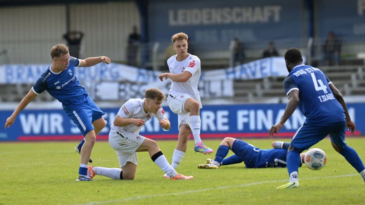 Fussball : Brandenburg an der Havel Stadion, Fussball Brandenburgliga Punktspiel, Stahl Brandenburg - 1. FC Frankfurt , ein Tor für den Aufstieg und letzte Tor der Frankfurter in dieser Saison, Elias Bleck vorn unten trifft die Latte, der Nachschuß von Tom Jahnke hinten sitzt, weiter Justin Inter l. und Romain Joel Siabe Tegefouet r.
FOTO BENK 13.06.2026