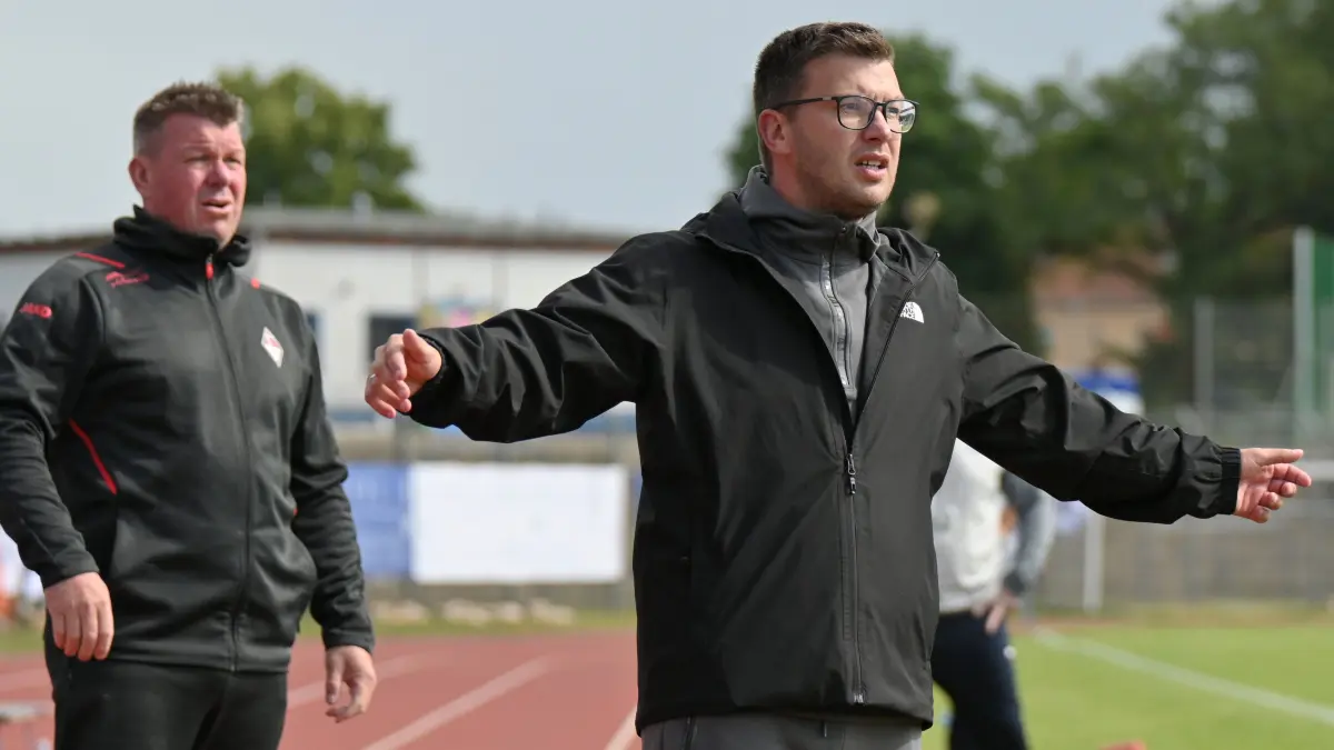 Fussball : Brandenburg an der Havel Stadion, Fussball Brandenburgliga Punktspiel, Stahl Brandenburg - 1. FC Frankfurt , Trainer Sascha Kloß vor Carsten Moritz
FOTO BENK 13.06.2026
