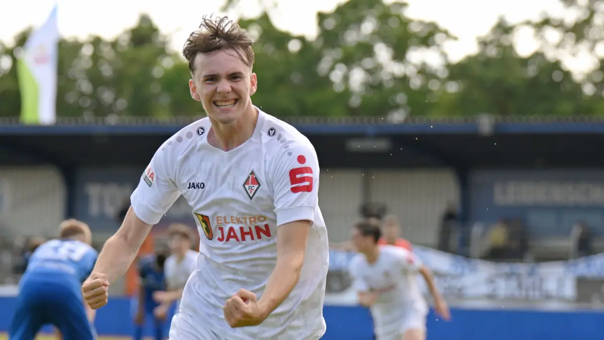 Fussball : Brandenburg an der Havel Stadion, Fussball Brandenburgliga Punktspiel, Stahl Brandenburg - 1. FC Frankfurt , 0 : 1 Lukas Schmidt jubelt in die Kamera
FOTO BENK 13.06.2026
