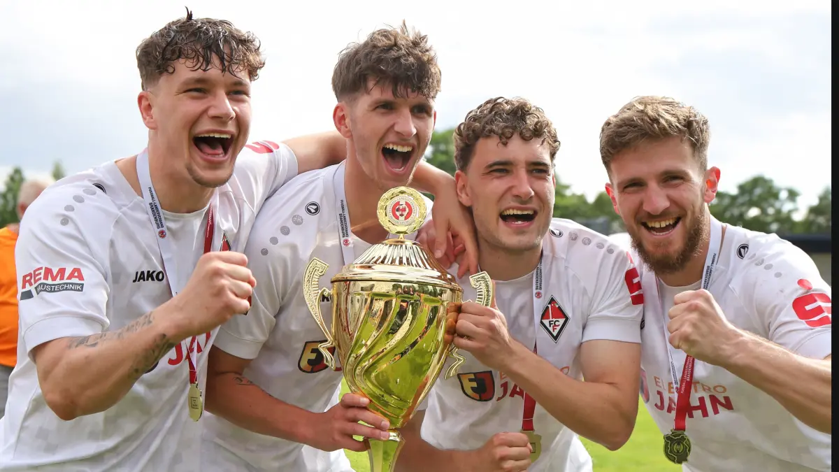 Fussball : Brandenburg an der Havel Stadion, Fussball Brandenburgliga Punktspiel, Stahl Brandenburg - 1. FC Frankfurt , haben den Aufstiegspokal v.l. Leon Kammradt, Steven Scharlei, Leon Alexander Martin und Cheyhan Güleryüz
FOTO BENK 13.06.2026