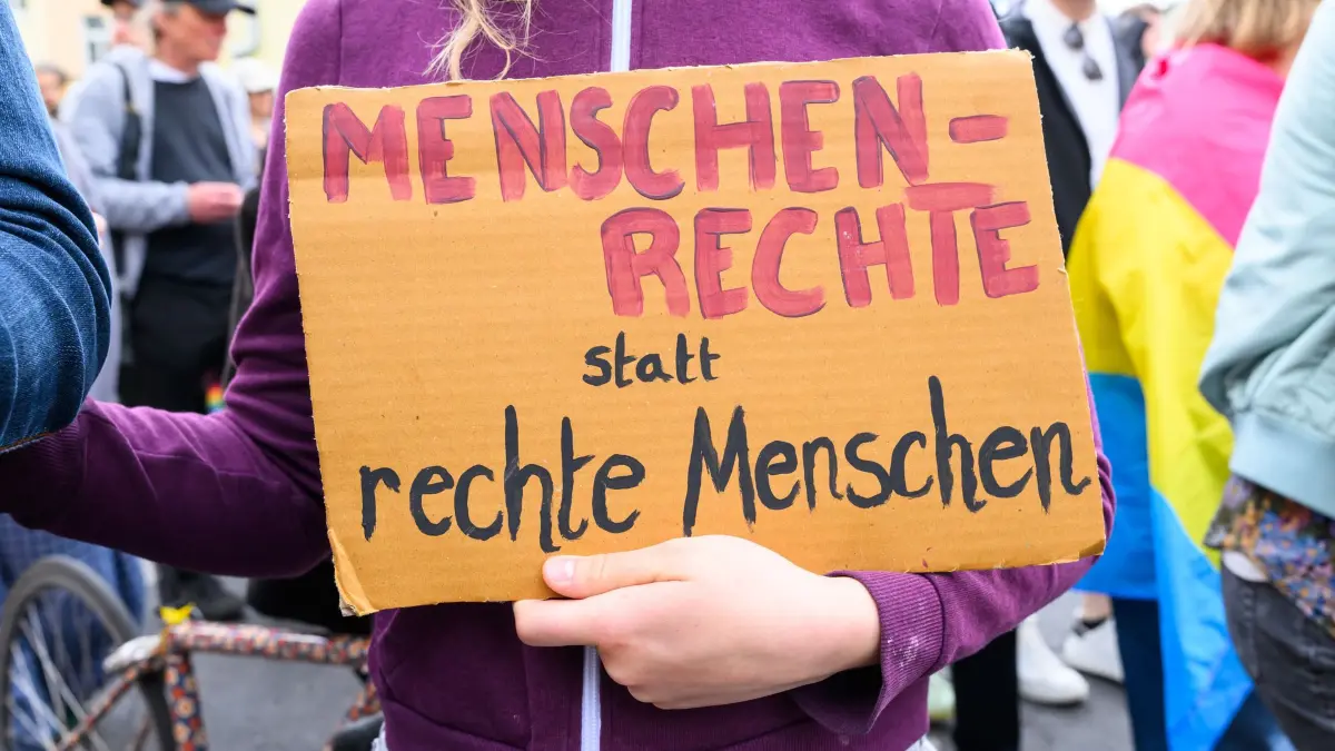 CSD in Eberswalde wird begleitet von rechtem Protest