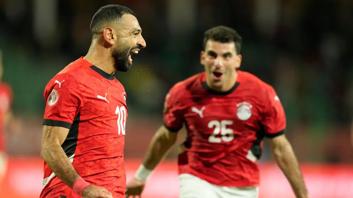 Mohamed Salah: ARCHIV - 05.01.2026, Marokko, Agadir: Fußball: Afrika Cup, Ägypten - Benin. Ägyptens Mohamed Salah (l) jubelt nach seinem dritten Tor. (zu dpa: «Das bringt der WM-Tag: Favorit Spanien startet ins Turnier») Foto: Mosa'ab Elshamy/AP/dpa +++ dpa-Bildfunk +++