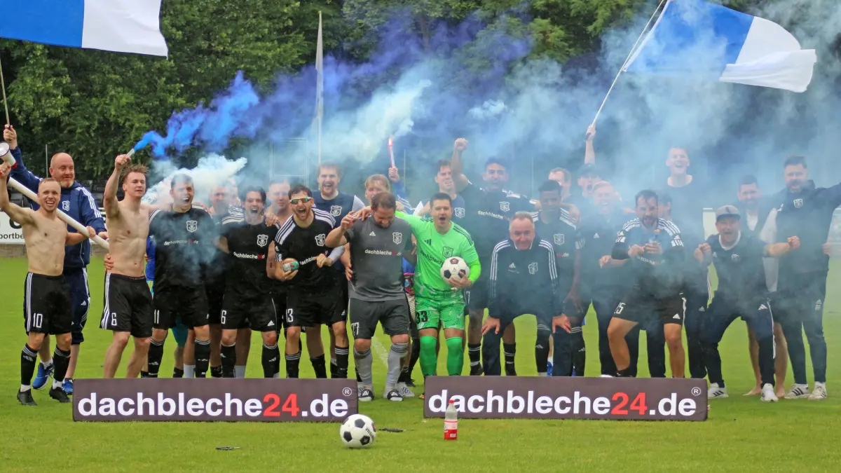 Der FSV Blau-Weiss Wriezen feiert seinen Klassenerhalt wie einen Meistertitel. Punktgleich mit dem Tabellenletzten bleiben die Wriezener in der Landesklasse Nord. Die Ahrensfelder Reserve muss zurück in die Kreisoberliga