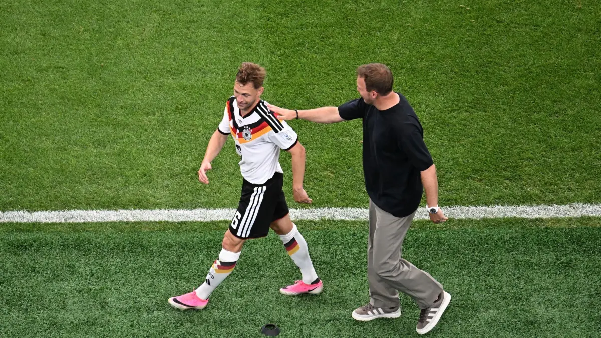 WM 2026 - Deutschland - Curaçao: 14.06.2026, USA, Houston: Fußball, Männer: WM, Deutschland - Curaçao, Vorrunde, Gruppe E, 1. Spieltag, Houston-Stadion, Joshua Kimmich (Deutschland) wird nach seiner Auswechslung von Bundestrainer Julian Nagelsmann (r) beglückwünscht. ACHTUNG: Gemäß den Auflagen der FIFA dürfen die Bilder ausschließlich zur redaktionellen Verwendung genutzt werden. Eine kommerzielle Nutzung ist ausgeschlossen. Zudem dürfen keine videoähnlichen Sequenzen erstellt werden, und es dürfen keine Veränderungen weder im Vordergrund noch im Hintergrund am Bild vorgenommen werden. Foto: Federico Gambarini/dpa +++ dpa-Bildfunk +++