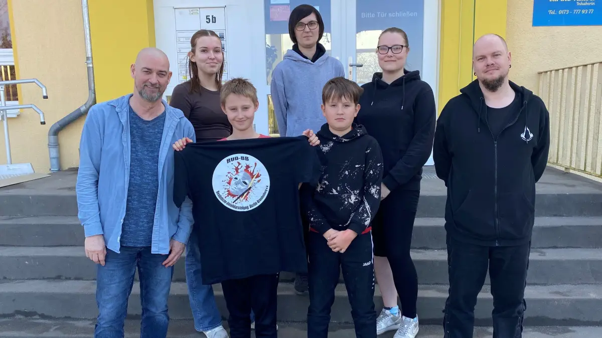 Lars-Peter Hiller mit Pia-Henni, Leo Robby und Uta Lippkowski, Arvid Hiller, Michele Fiegerth und Marcel Tanke vom Verein RUD-BB