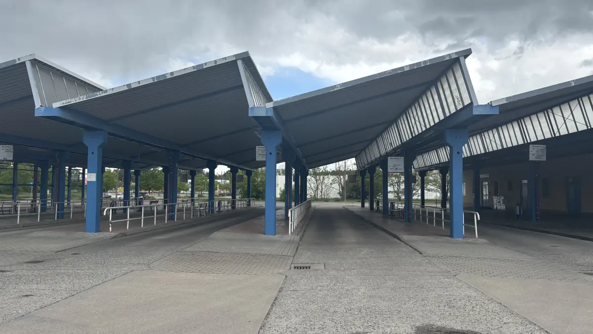 Überdimensioniert und sanierungsbedürftig: Doch Buspendler fordern noch aus einem anderen Grund das schnelle Aus für den Zentralen Omnibusbahnhof in Eisenhüttenstadt an der Beeskower Straße.