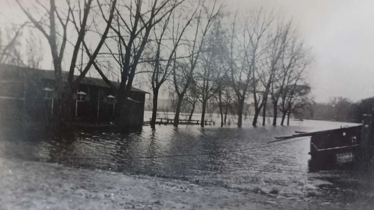 Hochwasser an der Spree: Früher stieg der Fluss öfter mal über die Ufer. So auch im Jahr 1930 am Fürstenwalder Ruderklub, wie dieses Foto zeigt.