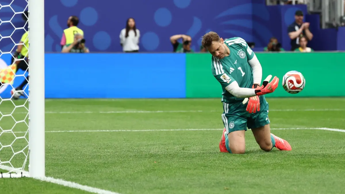 WM 2026 - Deutschland - Curaçao: 14.06.2026, USA, Houston: Fußball, Männer: WM, Deutschland - Curaçao, Vorrunde, Gruppe E, 1. Spieltag, Houston-Stadion. Torwart Manuel Neuer (Deutschland) reagiert nach dem 1:1. ACHTUNG: Gemäß den Auflagen der FIFA dürfen die Bilder ausschließlich zur redaktionellen Verwendung genutzt werden. Eine kommerzielle Nutzung ist ausgeschlossen. Zudem dürfen keine videoähnlichen Sequenzen erstellt werden, und es dürfen keine Veränderungen weder im Vordergrund noch im Hintergrund am Bild vorgenommen werden. Foto: Christian Charisius/dpa +++ dpa-Bildfunk +++