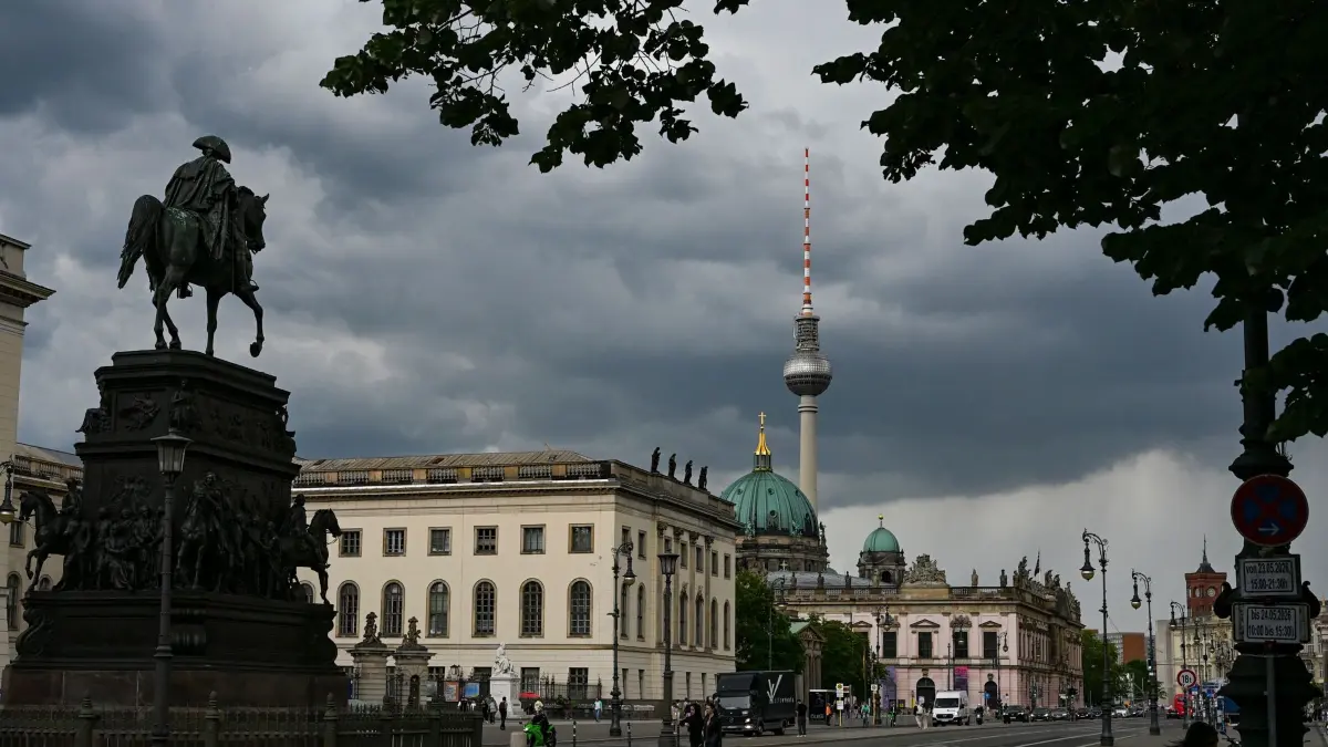 Regenwolken über Berlin: ARCHIV - 10.06.2026, Berlin: Dunkle Regenwolken sind Unter den Linden am Alexanderplatz zu sehen. (zu dpa: «Sonntag regnerisch und windig - örtlich Gewitter») Foto: Jens Kalaene/dpa +++ dpa-Bildfunk +++