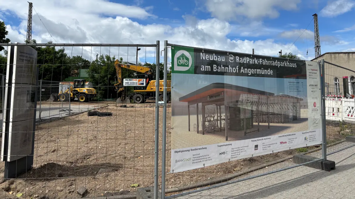 Am Bahnhof Angermünde baut die Stadt ein neues und größeres Fahrrad-Parkhaus mit insgesamt 148 überdachten Plätzen, darunter auch 58 sicher geschlossene Stellplätze.
