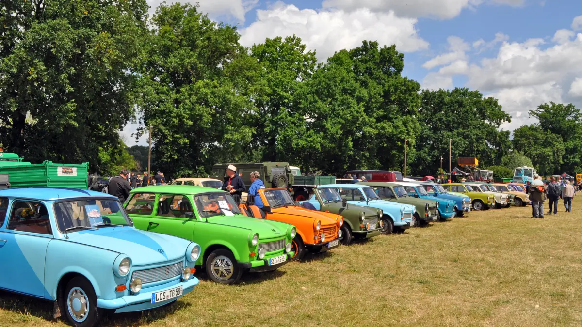 Zum 16. Oldtimertreffen in Gusow aufgereihte „Familienschätzchen“: Zur Wendezeit verschmäht – heut wieder heiß geliebte Trabant aus Zwickau.