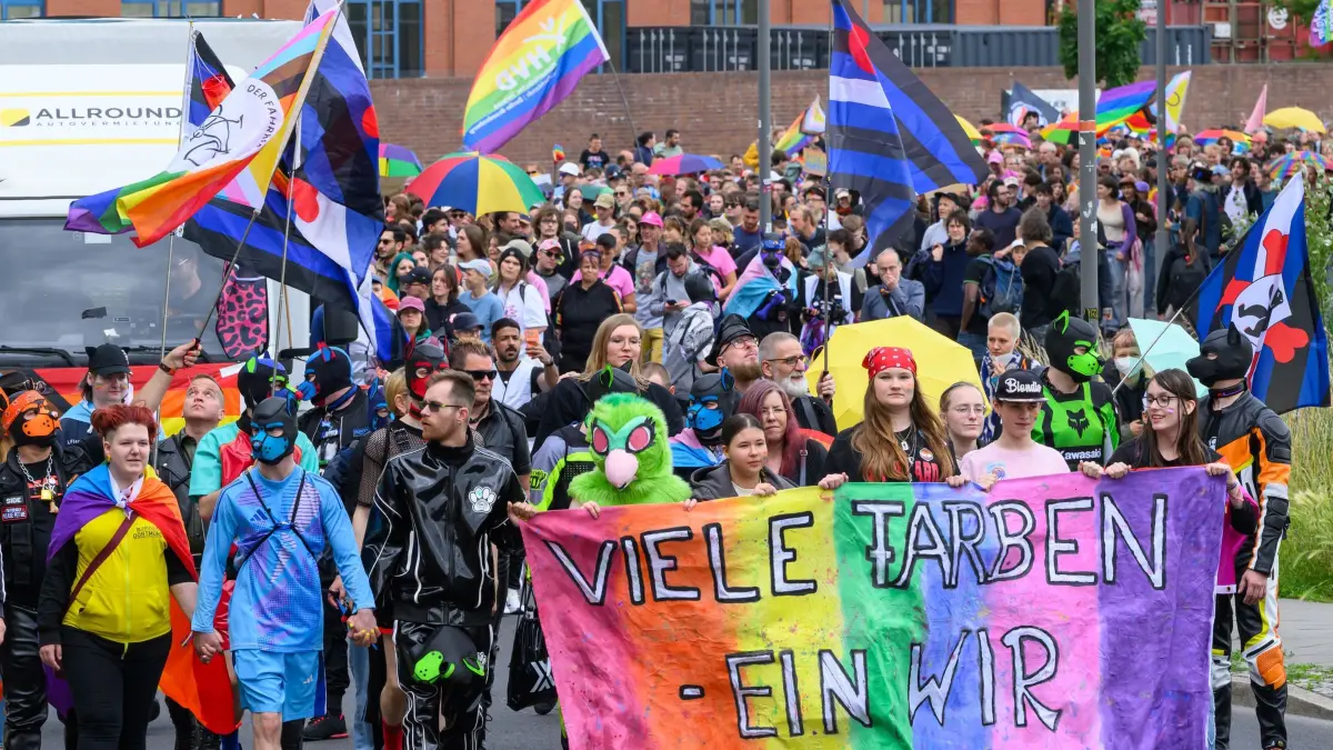 CSD in Eberswalde wird begleitet von rechtem Protest