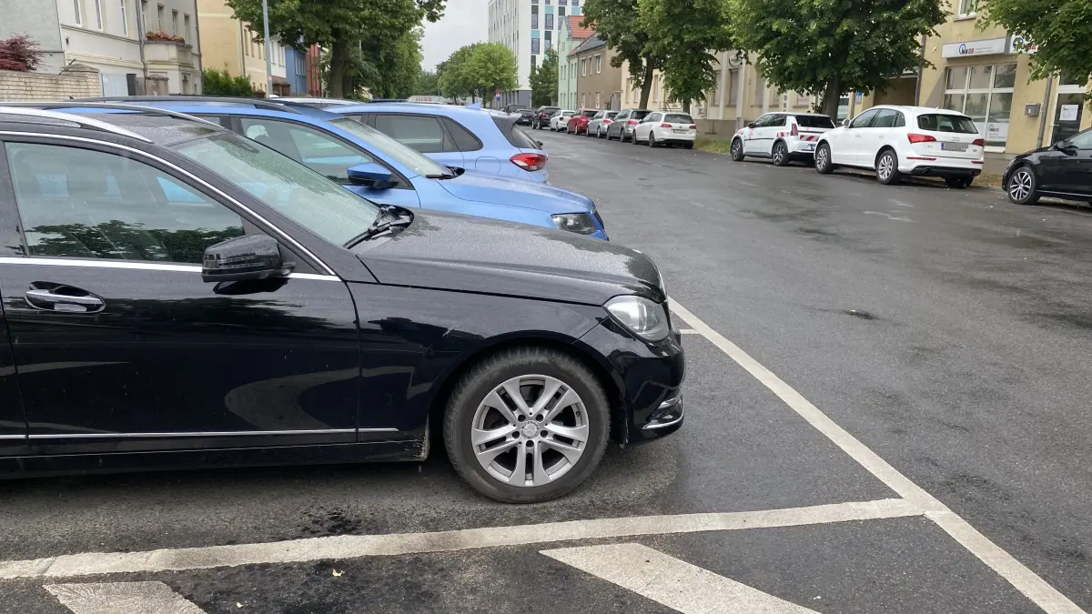Dicht an dicht parken die Autos in der Wriezener Straße in Fürstenwalde. Seit dem Umzug der Verwaltung an den Nordstern ist die Anwohnerstraße zugeparkt.