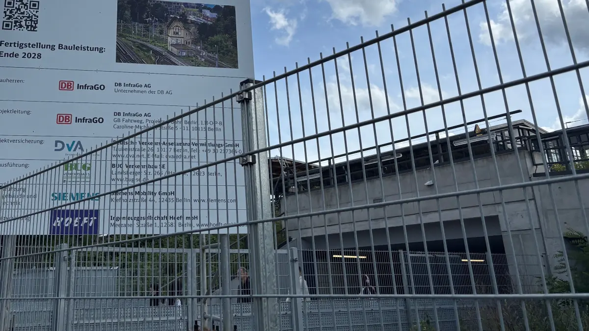 Am Stellwerk Berlin-Schöneweide wird seit Jahren gearbeitet. Bis Ende 2028 soll es fertig sein. Hier wächst das neue Gebäude empor.