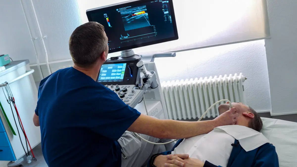 Sana Kliniken Niederlausitz Gefäßassistent Christoph Meißner bei einer Ultraschalluntersuchung der Halsschlagader – schmerzfrei, verlässlich und fachkompetent werden hier Gefäße beurteilt.