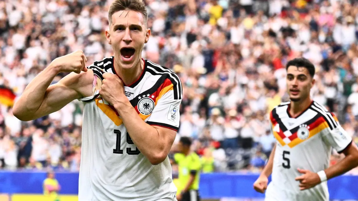 WM 2026 - Deutschland - Curaçao: 14.06.2026, USA, Houston: Fußball, Männer: WM, Deutschland - Curaçao, Vorrunde, Gruppe E, 1. Spieltag, Houston-Stadion. Nico Schlotterbeck (Deutschland) bejubelt sein Tor zum 2:1. ACHTUNG: Gemäß den Auflagen der FIFA dürfen die Bilder ausschließlich zur redaktionellen Verwendung genutzt werden. Eine kommerzielle Nutzung ist ausgeschlossen. Zudem dürfen keine videoähnlichen Sequenzen erstellt werden, und es dürfen keine Veränderungen weder im Vordergrund noch im Hintergrund am Bild vorgenommen werden. Foto: Tom Weller/dpa +++ dpa-Bildfunk +++