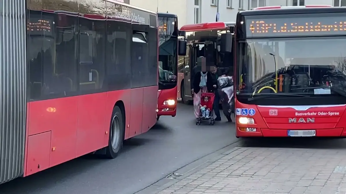 Gefährliches Aussteigen: Die Überfüllung am Bahnhofsvorplatz in Fürstenwalde führt zu kritischen Situationen. Diese Aufnahme stammt vom März 2025.