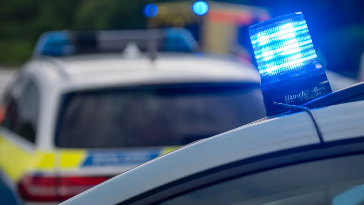 Ein Fußballabend endete in Grünheide mit einem Feuerwehr-Einsatz, bei dem ein 69-jähriger Mann verletzt worden ist. (Symbolbild)