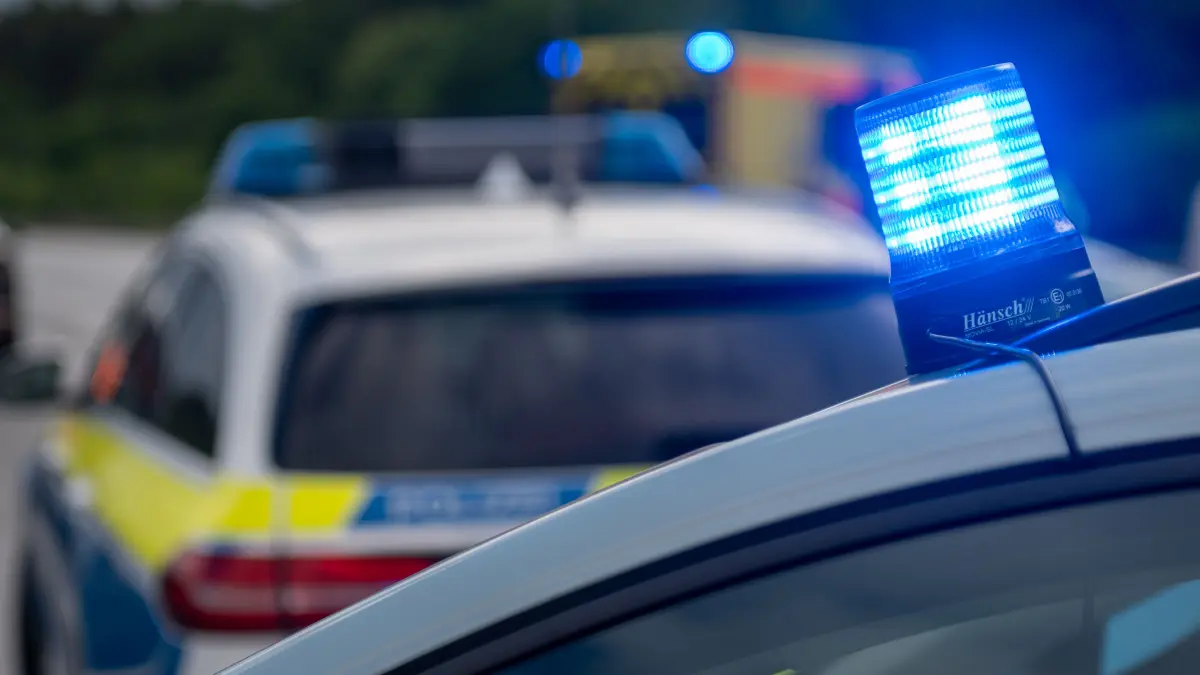 Ein Fußballabend endete in Grünheide mit einem Feuerwehr-Einsatz, bei dem ein 69-jähriger Mann verletzt worden ist. (Symbolbild)