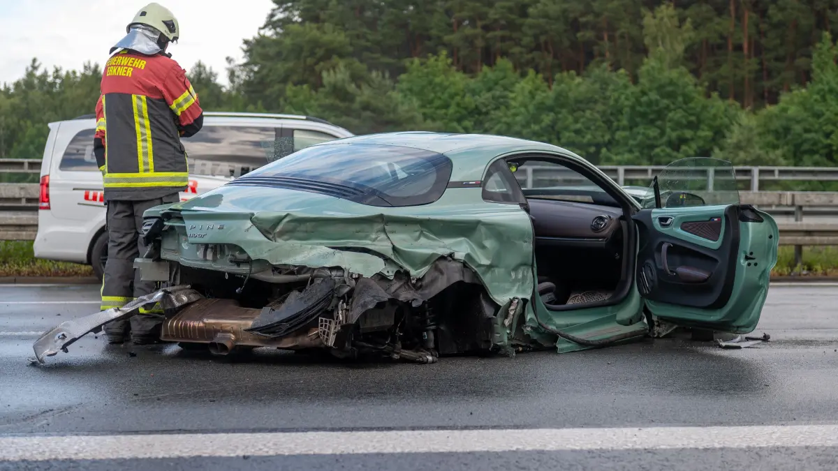 Der Alpine ist bei dem Unfall vollständig zerstört worden. Die Insassen erlitten leichte Verletzungen.