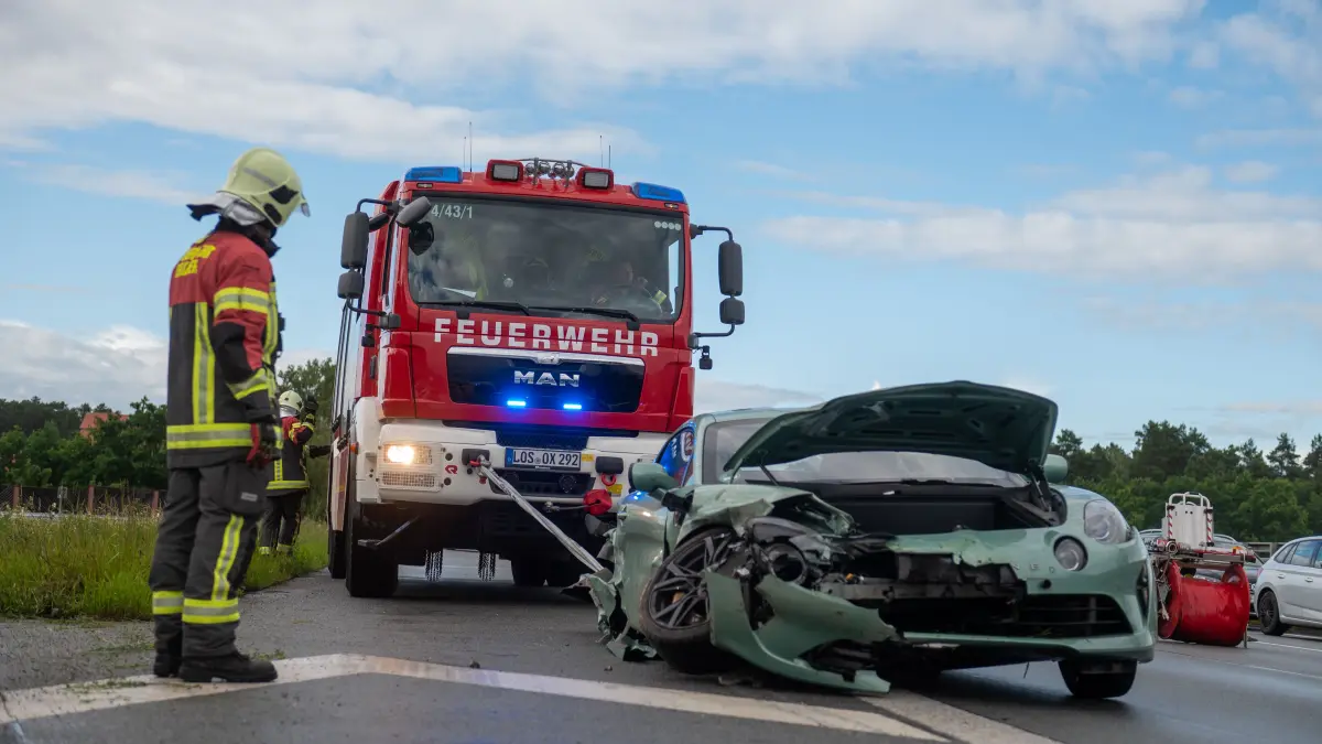 Die Einsatzkräfte zogen das Auto von der Fahrbahn und räumten Trümmerteile.