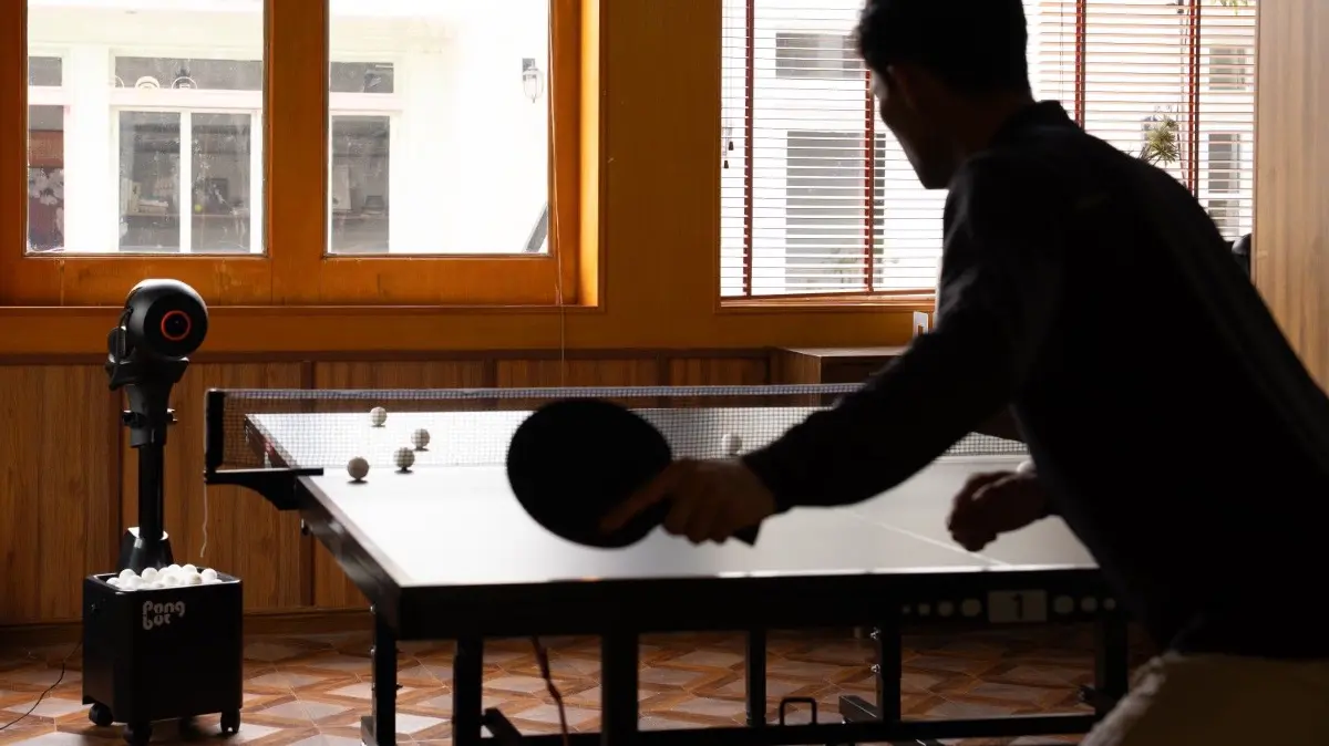 Pongbot Halo S Pro. Fast vollwertiger Zuspieler auf der anderen Seite der Platte.
