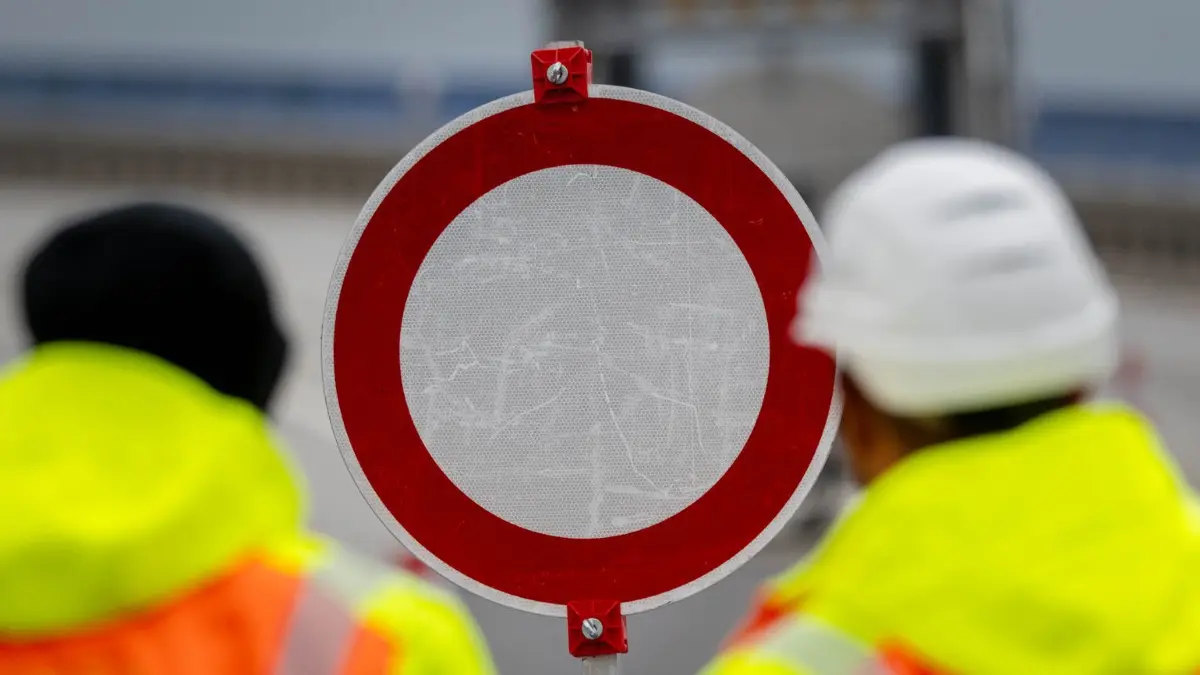 Wartungsarbeiten auf der Rügenbrücke: 15.06.2026, Mecklenburg-Vorpommern, Stralsund: Auf der Auffahrt zur Rügenbrücke steht das Verkehrszeichen "Verbot für Fahrzeuge aller Art". Die Rügenbrücke ist für turnusmäßige Wartungs- und Instandsetzungsarbeiten in Fahrtrichtung Insel Rügen komplett gesperrt. Foto: Stefan Sauer/dpa +++ dpa-Bildfunk +++