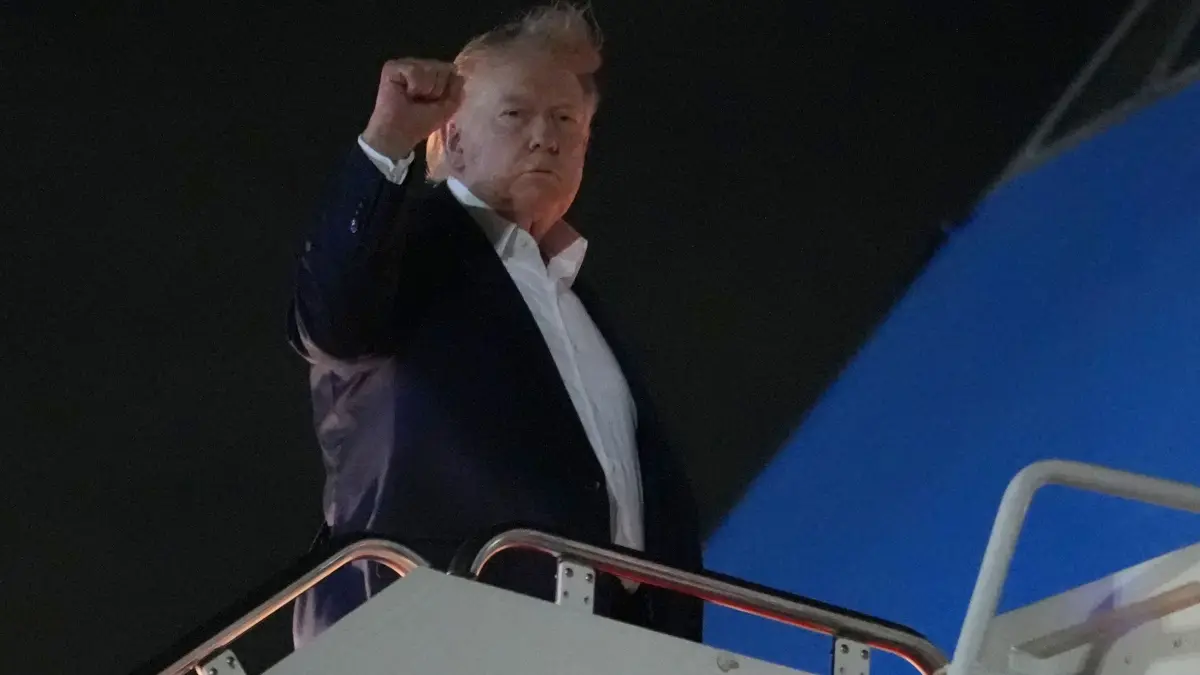 G7-Gipfel - Trump: 15.06.2026, USA, Joint Base Andrews: Präsident Donald Trump zeigt eine Faust als er auf der Joint Base Andrews in Maryland an Bord der Air Force One geht, um zum G7-Gipfel zu fliegen. Foto: Julia Demaree Nikhinson/AP/dpa +++ dpa-Bildfunk +++