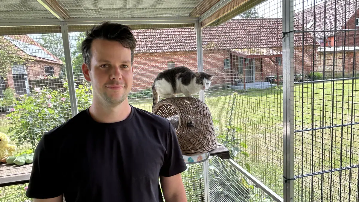Patric Galle ist mit seinem Vater Sven und Stiefbruder Tobias Dargel als Tierfänger in Neuruppin unterwegs. Zwei verstörte Katzen, die eine verwirrte Frau aus einer Tierarztpraxis gestohlen haben soll, beherbergt er aktuell im Tierheim Papenbruch (Heiligengrabe).