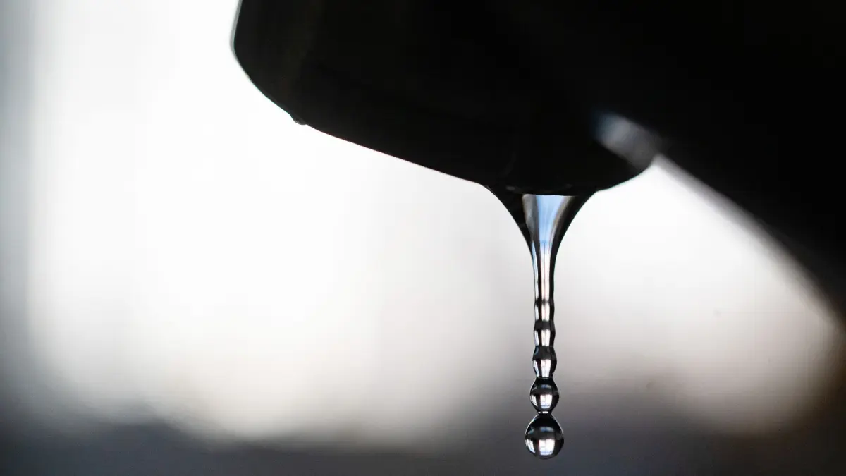 Trinkwasser fließt aus einem Hahn