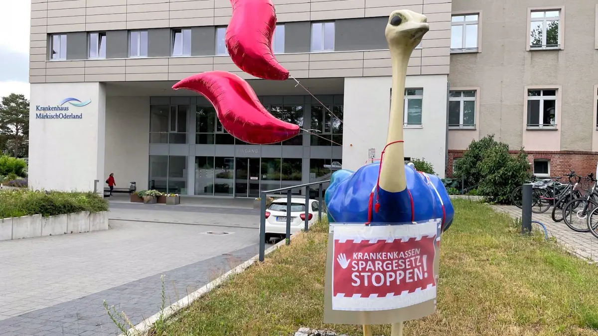 Protest vor dem Krankenhaus Strausberg. Er richtet sich gegen die beschlossenen Kürzungen im Krankenhausbereich, die in ihrer jetzigen Form die wirtschaftliche Existenz der Kliniken in MOL gefährden.