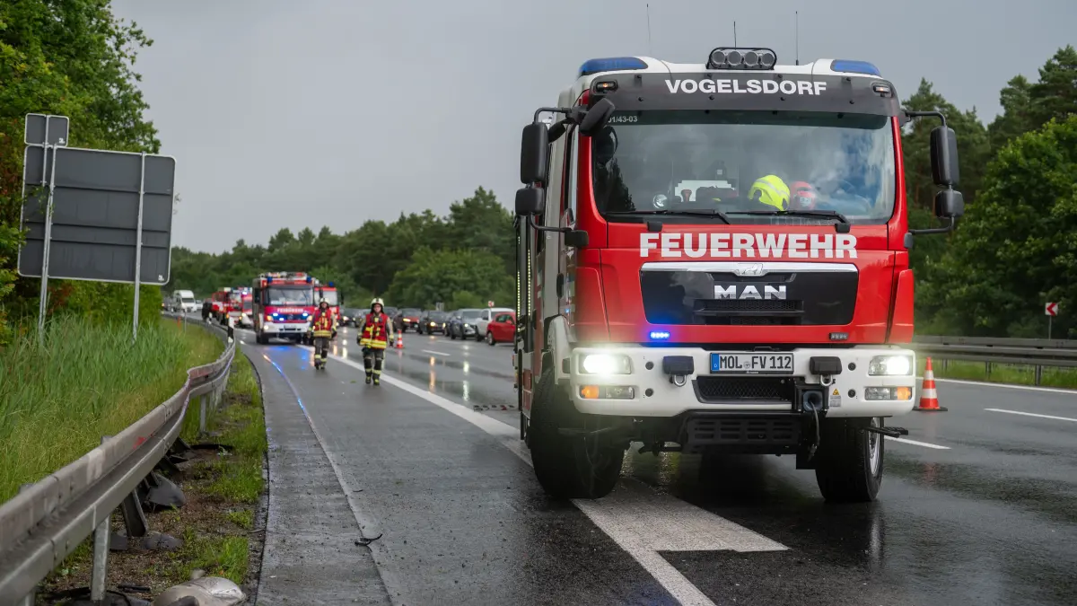 Einsatzkräfte der Freiwilligen Feuerwehren aus Vogelsdorf, Rüdersdorf und Erkner waren im Einsatz.