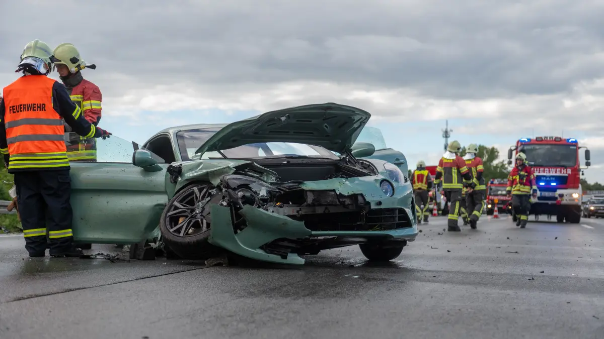 Unfälle auf der Autobahn A10 sorgten für Stau und Vollsperrung am Sonntagabend.