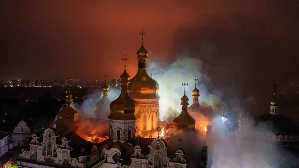 Ukraine-Krieg - Kiew: 15.06.2026, Ukraine, Kiew: Rettungskräfte löschten am Montag während eines russischen Angriffs auf Kiew einen Brand in der Mariä-Entschlafens-Kathedrale der Kiewer Höhlenkloster. Foto: Evgeniy Maloletka/AP/dpa +++ dpa-Bildfunk +++