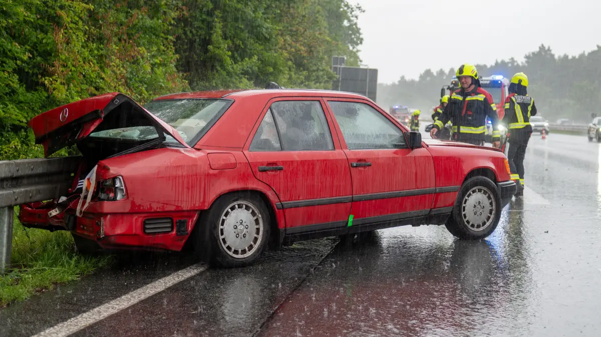 Am Rastplatz Kranichberge West kollidierte ein Mercedes mit der Leitplanke.