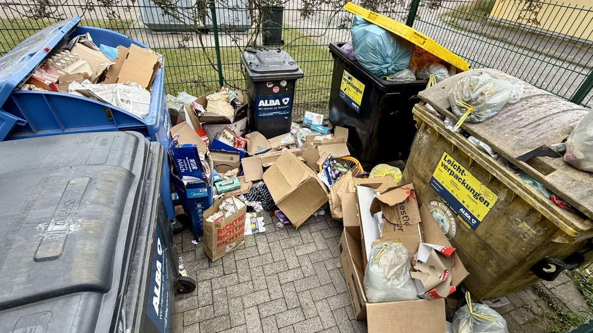 Während die 5. Verhandlungsrunde im Tarifstreit bei Alba Uckermark läuft, bieten sich der Bevölkerung in Schwedt weiter erschreckende Bilder an den Müllsammelstellen, wie hier in der Berliner Straße.