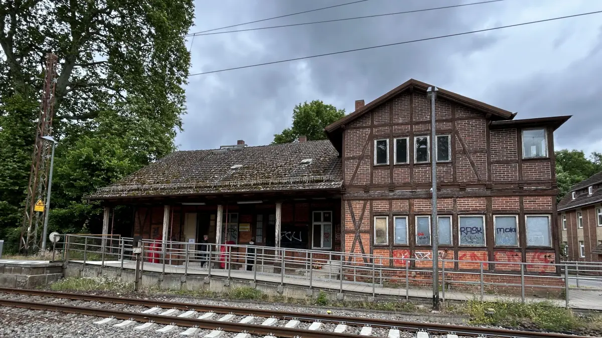 Der Bahnhof am RE1-Halt Hangelsberg mit dem alten Bahnhofsgebäude aus dem 19. Jahrhundert. Das Gebäude stand zum Verkauf. Jetzt kehrt hier wieder Leben ein. Was hier demnächst geplant ist.