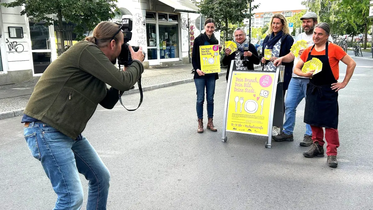 Alles blickt in meine Kamera: Markus Mirschel, Pressesprecher im Rathaus von Eberswalde, fotografiert Christine Wolter von der Waldstatrösterei, Claudia Vietzke, die Inhaberin von Foto-Küttner, Monique Schostan vom Stadtmarketing, Bäckermeister Björn Wiese von der Privatbäckerei Wiese und Torsten Pelikan von Globus Naturkost (von links), die alle an der Veranstaltung "Dein Brunch, Dein Bild, Deien Stadt" beteiligt sein werden.