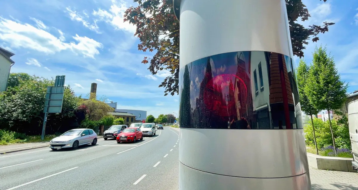 2019 installierter stationärer Blitzer an der Kreuzung Rosa-Luxemburg-Straße und Breite Straße in Velten, Raser, Blitzersäule, Tempo, zu schnell im Auto