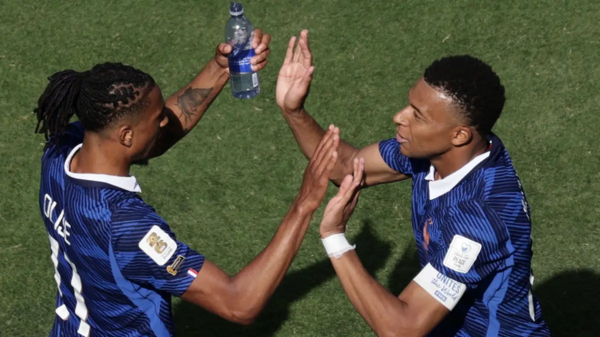 WM 2026 - Frankreich - Senegal: 16.06.2026, USA, East Rutherford: Fußball, Männer: WM, Frankreich - Senegal, Vorrunde, Gruppe I, 1. Spieltag, New-York-New-Jersey-Stadion. Frankreichs Kylian Mbappé (r) jubelt nach seinem Tor zum 1:0 mit Michael Olise. Foto: Adam Hunger/AP/dpa +++ dpa-Bildfunk +++