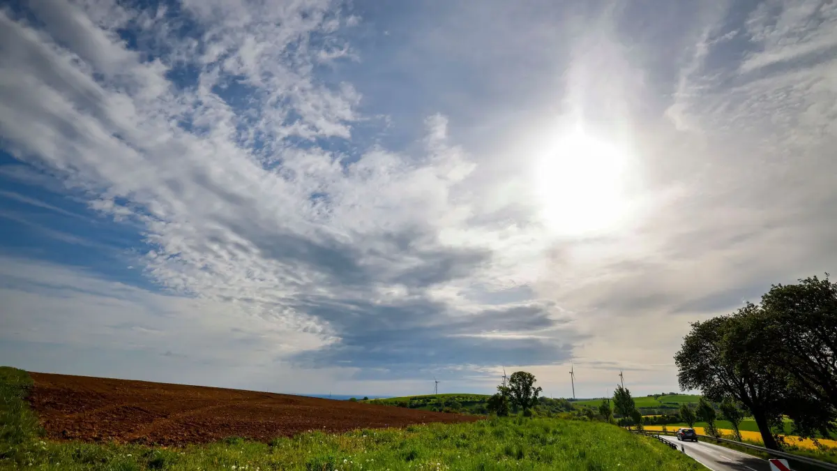 Wetter in Nordrhein-Westfalen: ARCHIV - 03.05.2026, Nordrhein-Westfalen, Zülpich: Die morgendliche Sonne scheint auf einen Acker. (zu dpa: «NRW stehen heiße Tage bevor - mit Regen und Gewitter») Foto: Thomas Banneyer/dpa +++ dpa-Bildfunk +++